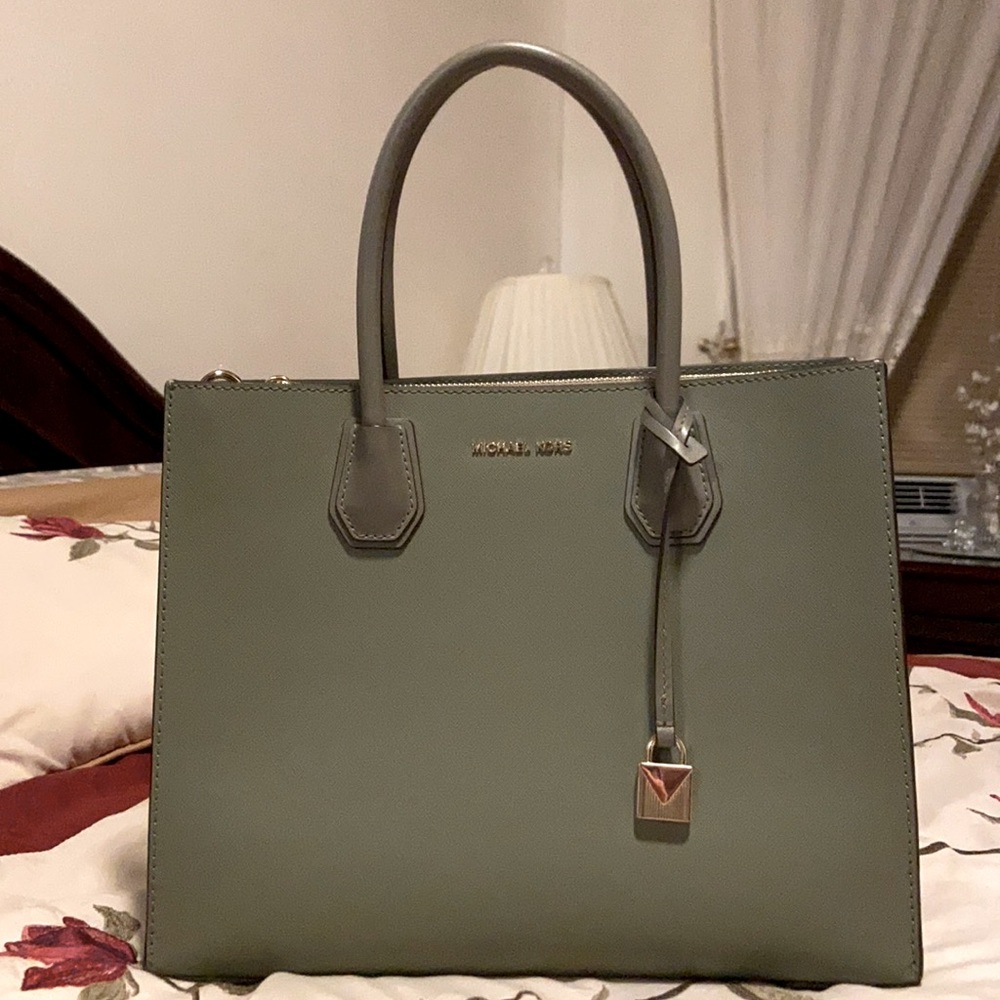 MICHAEL KORS Mercer Sage Tote with lock